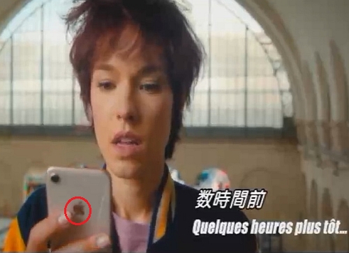 フランス版シティーハンターのローラがiPhoneで掲示板の写真を撮るシーン